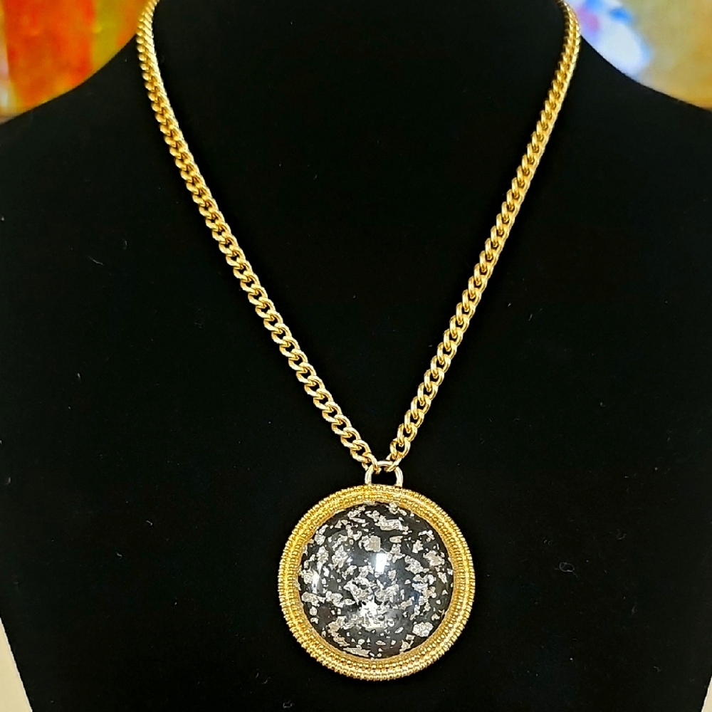 Chic Vintage Goldtone Sparkly Dome Lucite Necklace